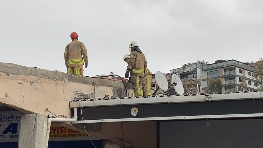 İstanbul'da fırtına etkili oluyor: Harem Otogarı'nın çatısı uçtu! 16